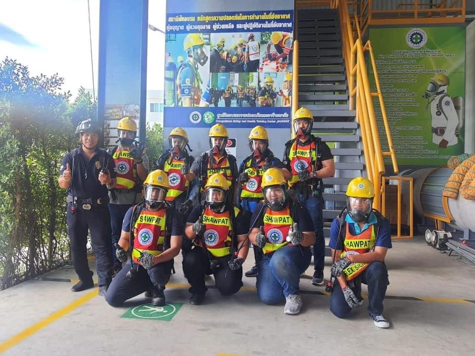 ทีมงานสวมชุดป้องกันระหว่างการฝึกอบรมความปลอดภัย