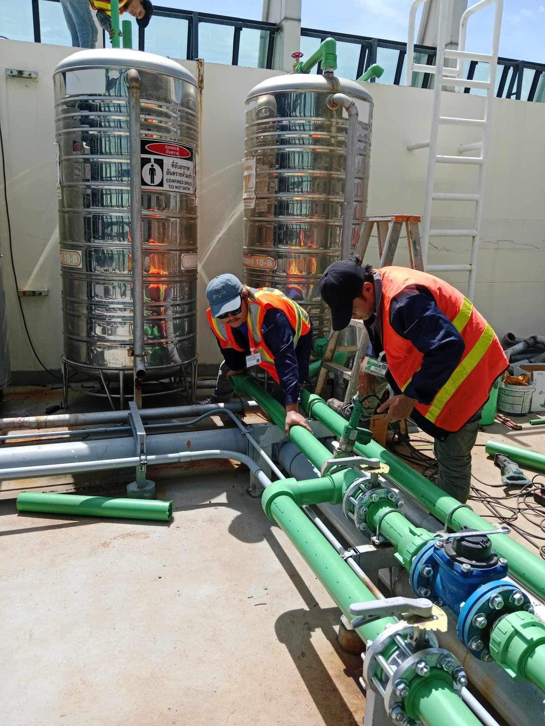 ทีมงานตรวจสอบระบบท่อประปาภายในอาคาร
