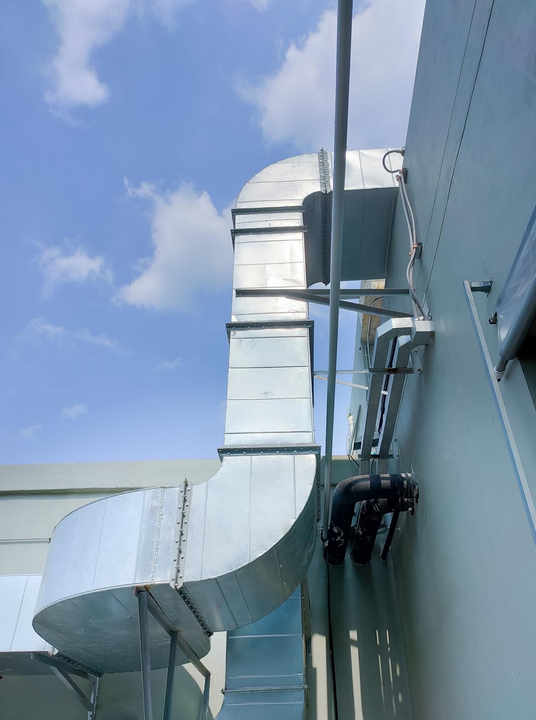 งานติดตั้งท่อดักส์และระบบระบายอากาศในโรงงาน