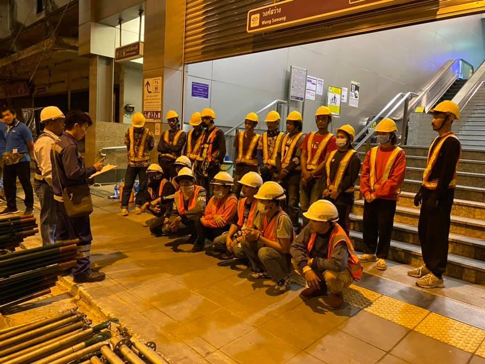 ทีมช่างฟังแผนงานระบบรถไฟฟ้าใต้ดินก่อนเริ่มปฏิบัติงาน