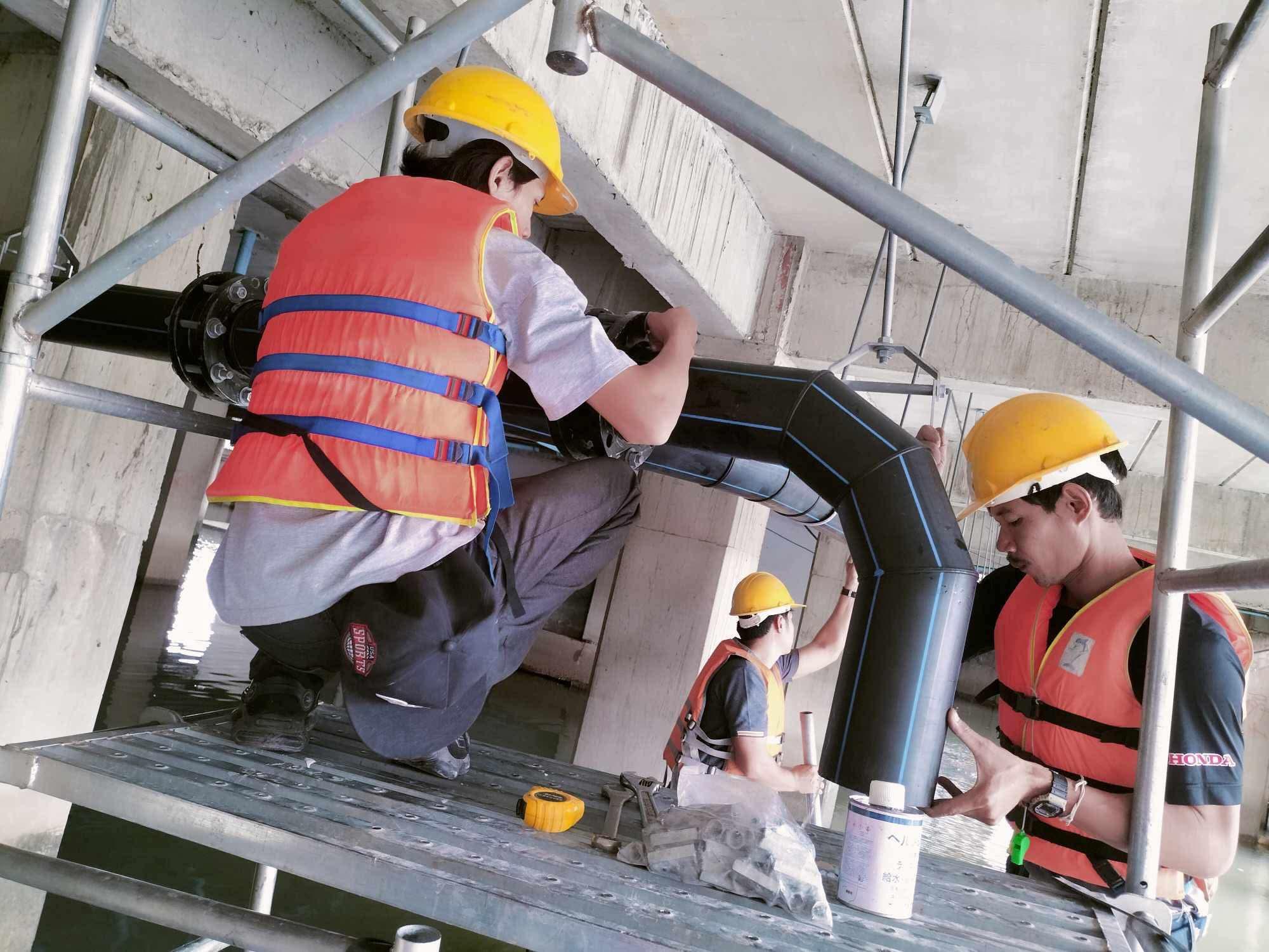 ทีมวิศวกร R.K. TEC กำลังติดตั้งท่อในอาคาร